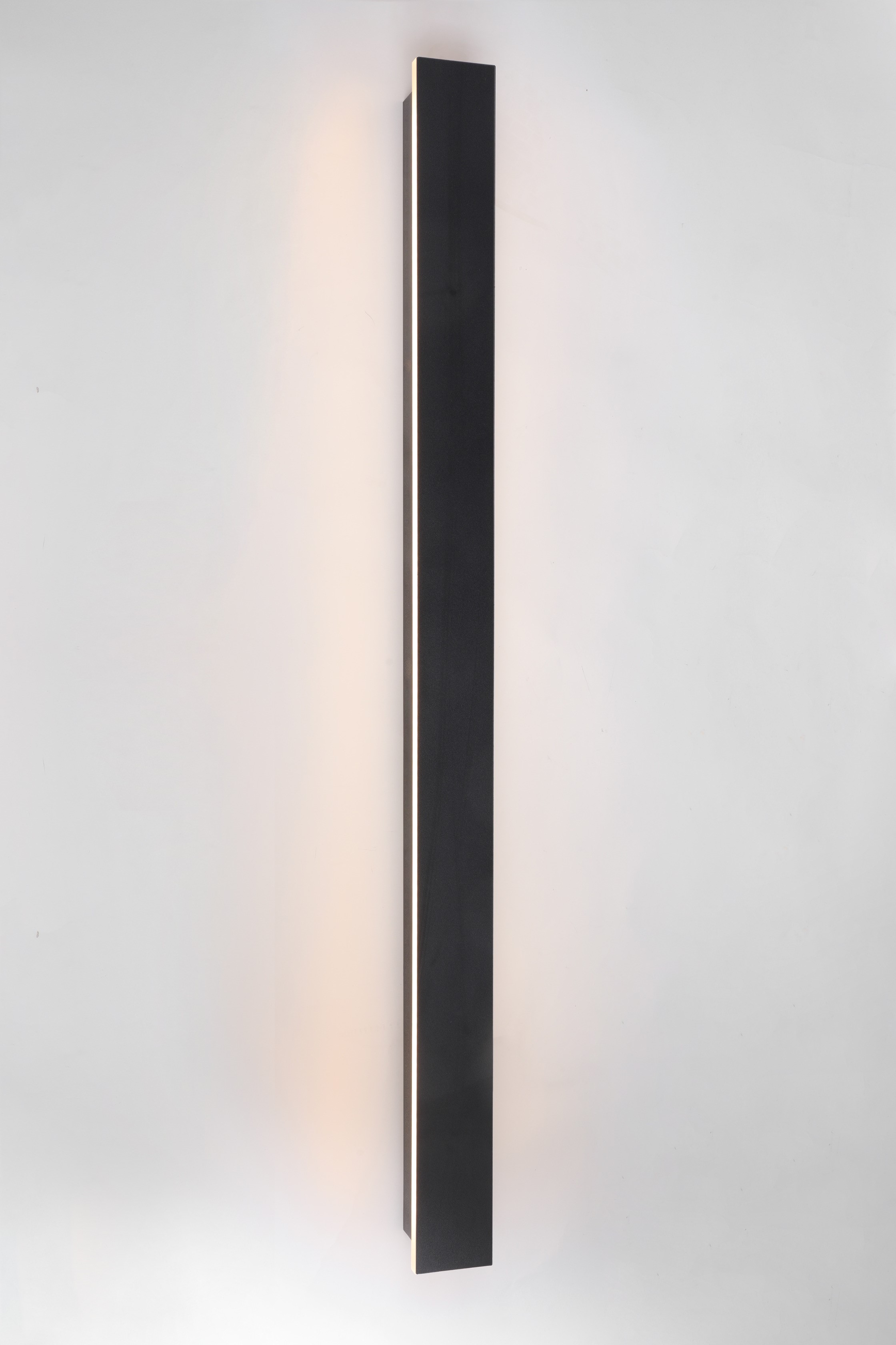 Linear 90 Edge Black