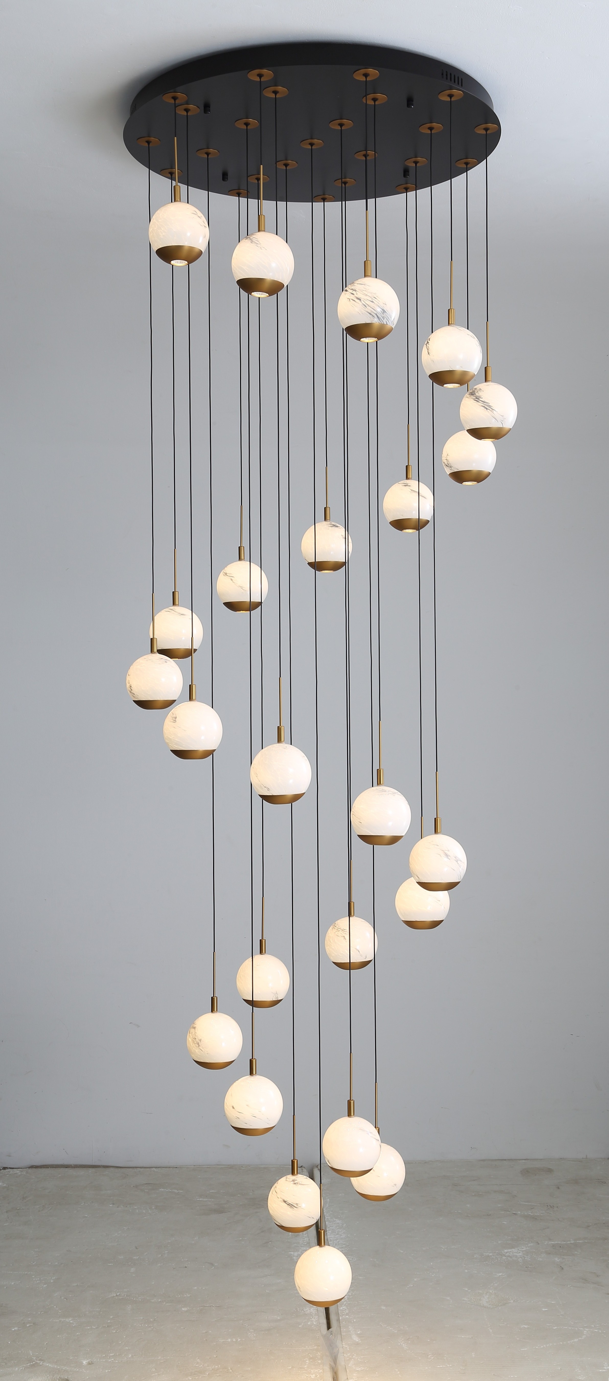 Luna 24 Light Gold / Black