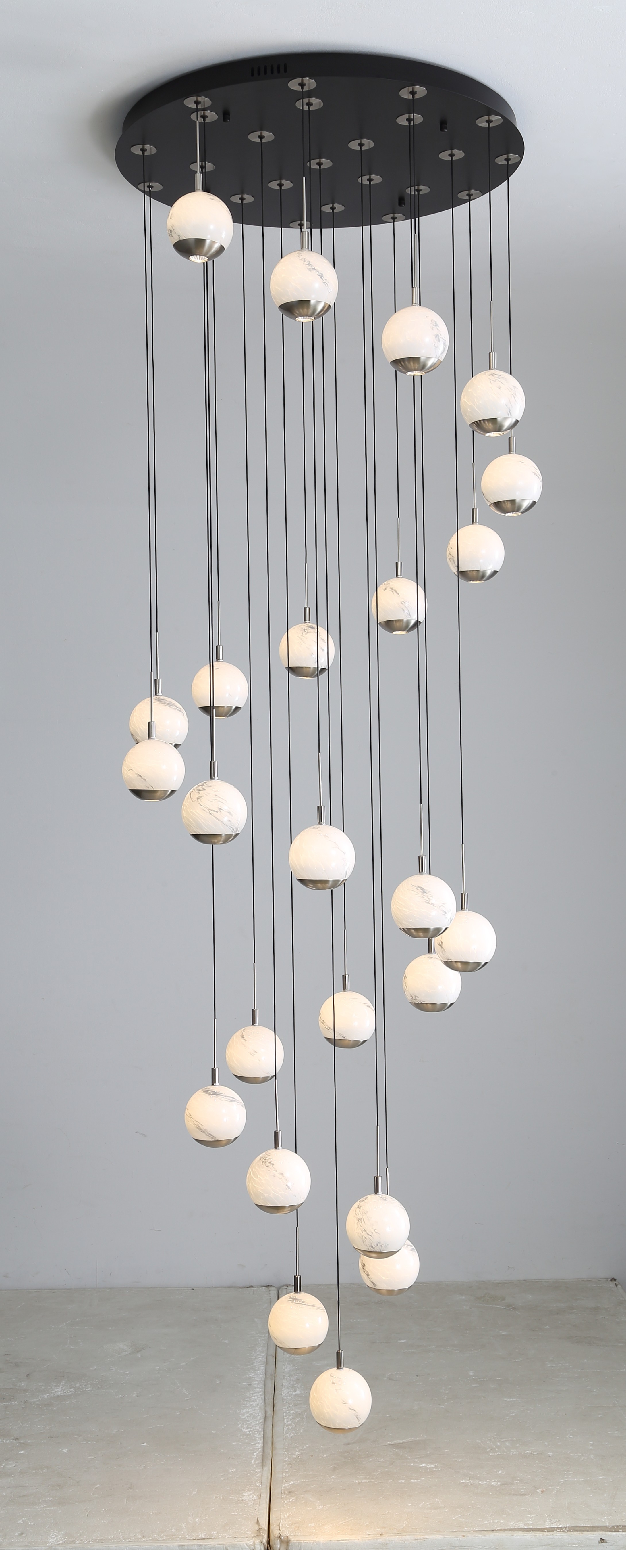 Luna 24 Light Silver / Black